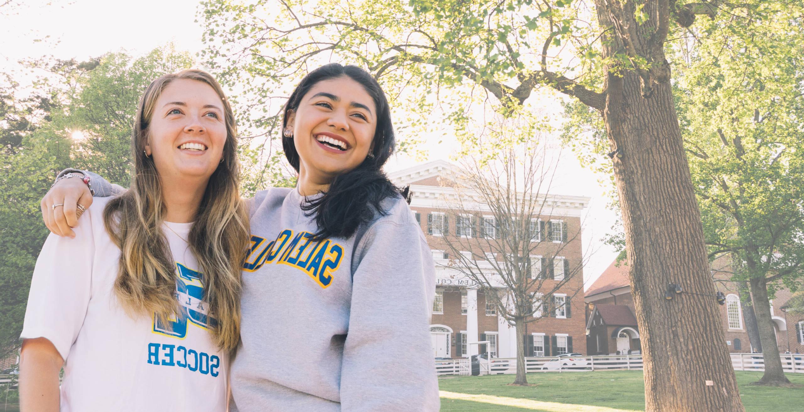 两名立博学院的学生在校园大厅前微笑